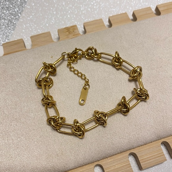 ANOUSHA STATEMENT BRACELET - Picture 12 of 13